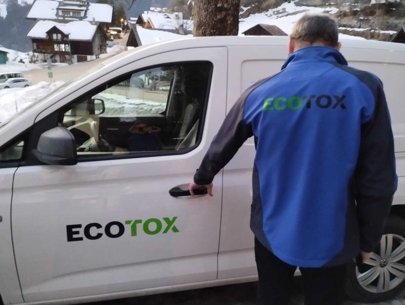 Un technicien Ecotox ouvre la porte d&rsquo;une camionnette blanche portant le logo de l&rsquo;entreprise dans le canton de Vaud, pr&ecirc;t pour une intervention de d&eacute;sinsectisation.